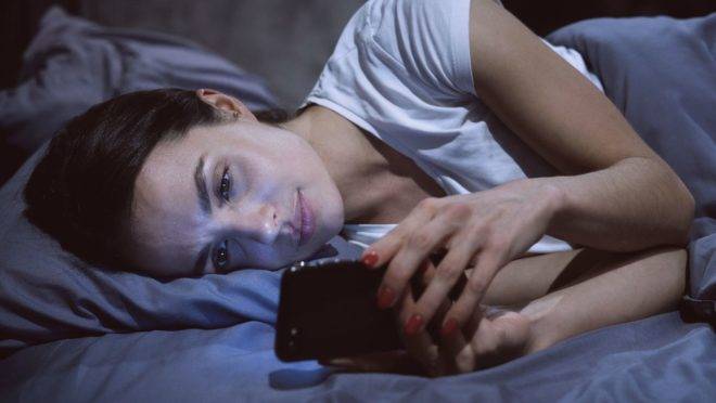 A tecnologia que “nos invade” nos deixa em estado de alerta constante, o que pode afetar o descanso e agravar as crises de ansiedade.