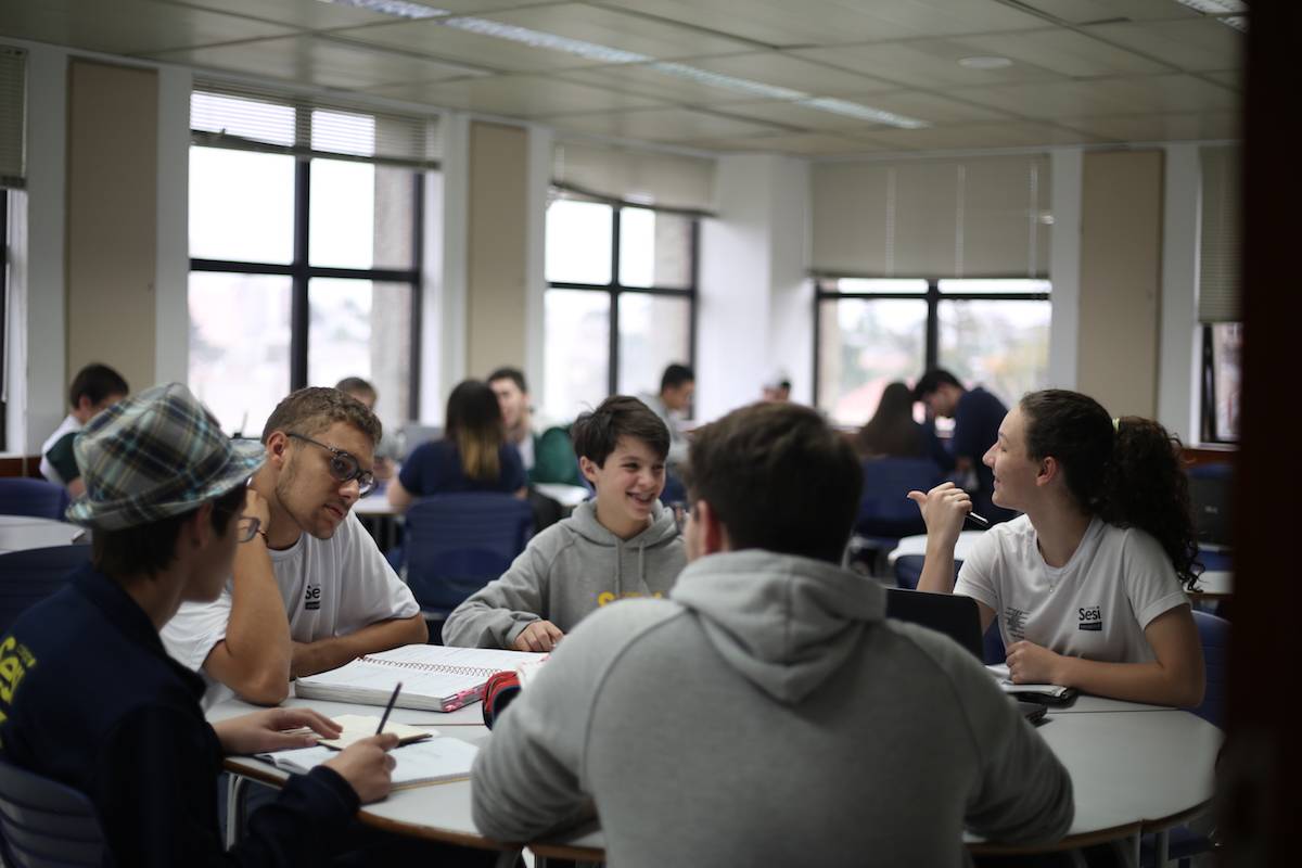 No Colégio Sesi, para que o aluno assuma o protagonismo de sua educação, uma metodologia diferente é associada a novas formas de organizar as salas de aula e ao uso de dispositivos tecnológicos. No Colégio Sesi, para que o aluno assuma o protagonismo de sua educação, uma metodologia diferente é associada a novas formas de organizar as salas de aula e ao uso de dispositivos tecnológicos.
