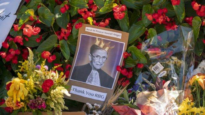 Nos arredores da sede da Suprema Corte dos EUA, dmiradores deixam flores e mensagens em homenagem à juíza Ruth Bader Ginsburg, que morreu no dia 18 de setembro de 2020, aos 87 anos.