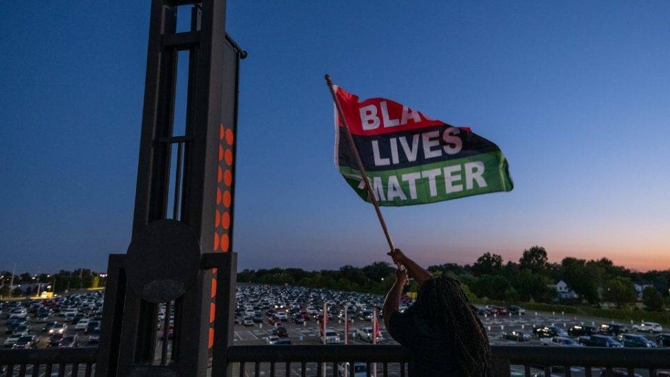 Existe racismo sistêmico? Então prove que ele existe Um manifestante acena uma bandeira do Black Lives Matter enquanto as pessoas se reúnem em protesto fora do Cardinal Stadium em Louisville, Kentucky, em 19 de setembro de 2020 .
