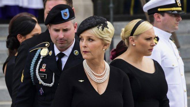 Cindy McCain durante o funeral de seu marido, o senador republicano John McCain, em 2018.