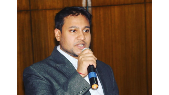 O cientista político Shivam Shankar Singh ajudou na campanha política do partido indiano BJP.