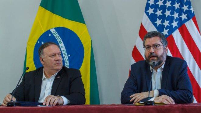 Secretário de Estado dos EUA, Mike Pompeo, e o chanceler do Brasil Ernesto Araújo, durante a vista do americano a Roraima, na sexta-feira (18): ato de campanha para a Trump ou visita diplomática?