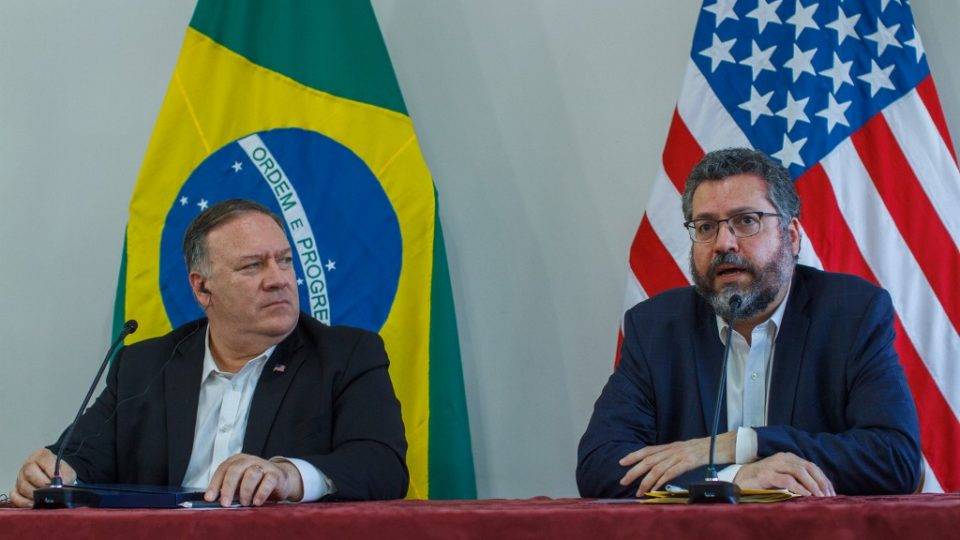 Se Biden vencer, como ficam alianças Brasil-EUA sobre religião e aborto? Secretário de Estado dos EUA, Mike Pompeo, e o chanceler do Brasil Ernesto Araújo, durante a vista do americano a Roraima, na sexta-feira (18): ato de campanha para a Trump ou visita diplomática?