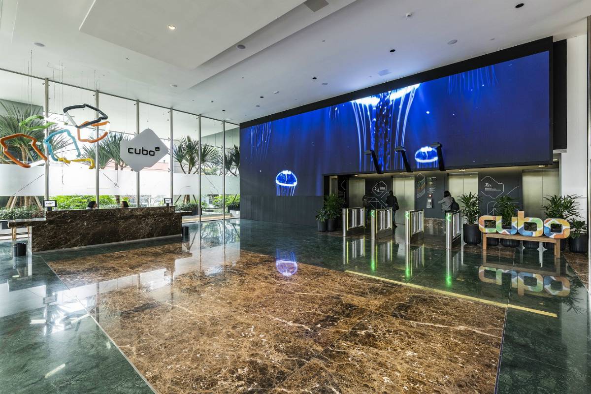 Inaugurado em 2018 em São Paulo, os espaços brincam com cores e diferentes materiais que se afastam da clássica linguagem corporativa. Videowall na entrada do prédio é destaque do projeto Inaugurado em 2018 em São Paulo, os espaços brincam com cores e diferentes materiais que se afastam da clássica linguagem corporativa. Videowall na entrada do prédio é destaque do projeto