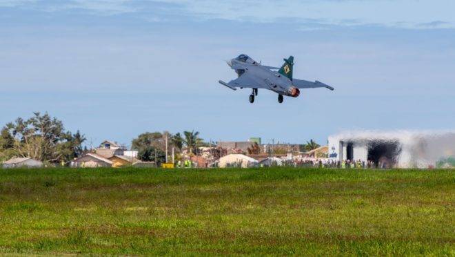 Caça F-39 Gripen E decolou de Navegantes (SC) para Gavião Peixoto (SP)