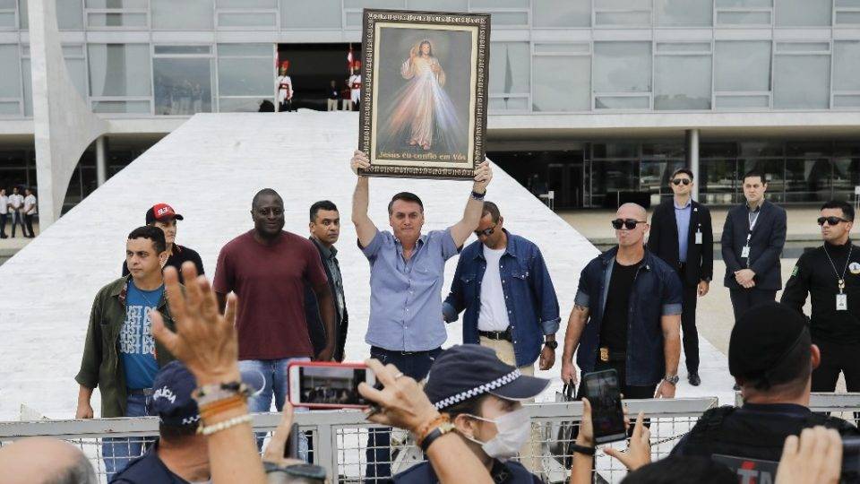 Presidente Jair Bolsonaro é alvo de ambientalistas radicais por causa da política ambiental de seu governo.