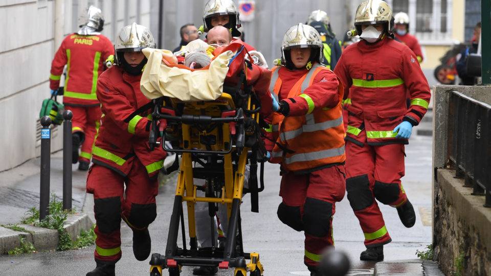 Suspeito de ataque em Paris admite ter agido contra Charlie Hebdo ataque faca paris