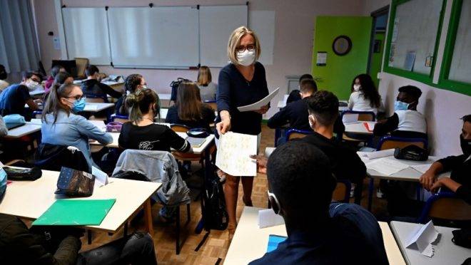 Imagem de 1º de setembro, no volta às aulas na Franca, após as férias de verão.