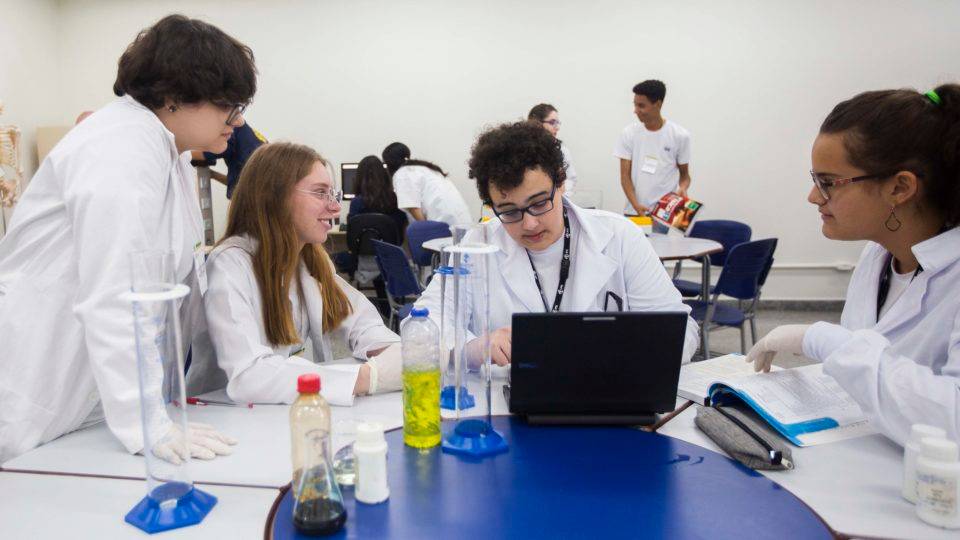 Considerado inovador, Colégio Sesi foca em indústrias, muda metodologia e deve fechar vagas Alunos se reúnem em equipes para solucionar desafios no Colégio Sesi
