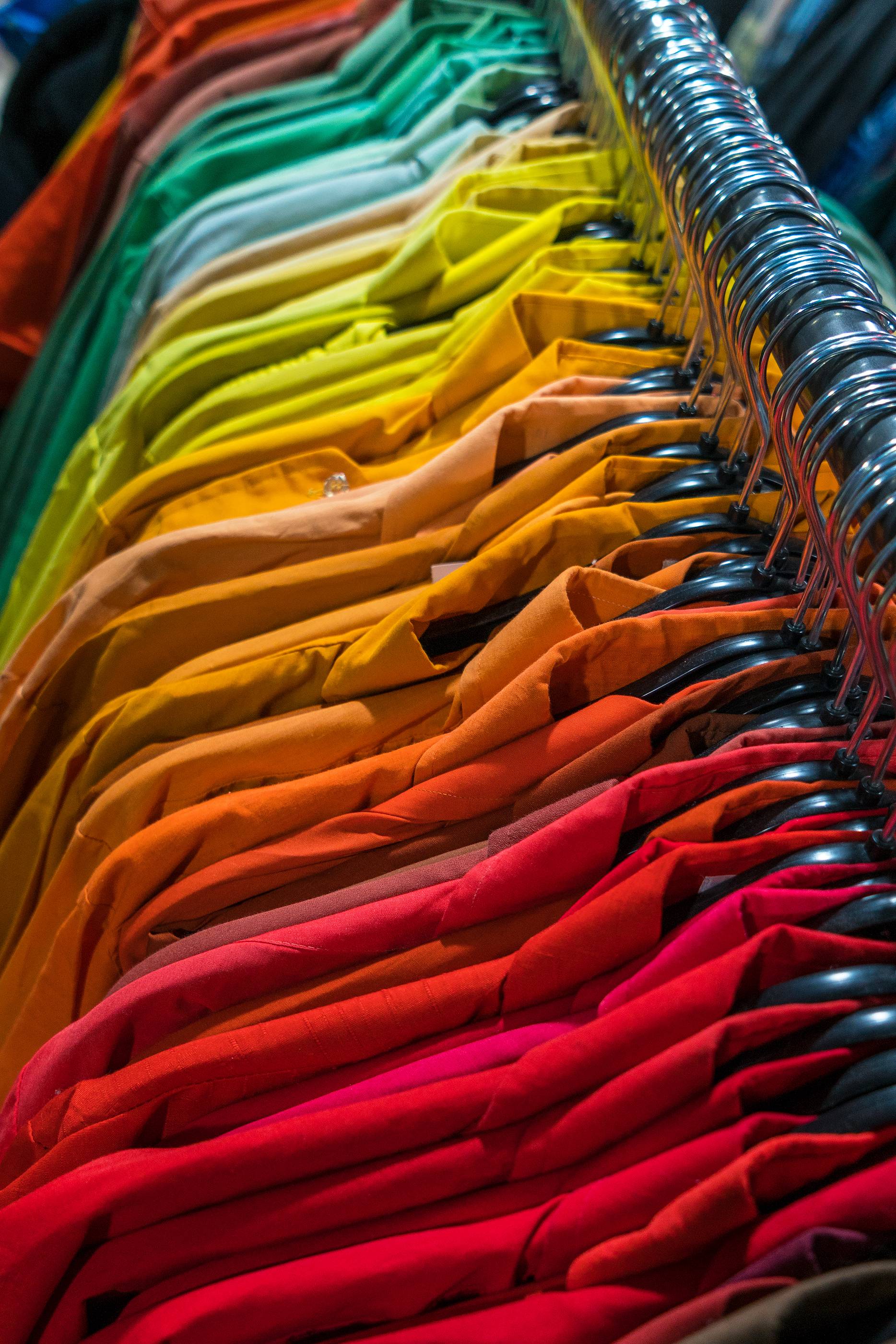Organizar as roupas dentro de uma paleta de cores cria uma visão harmônica para o armário. Foto: Bigstock Organizar as roupas dentro de uma paleta de cores cria uma visão harmônica para o armário. Foto: Bigstock