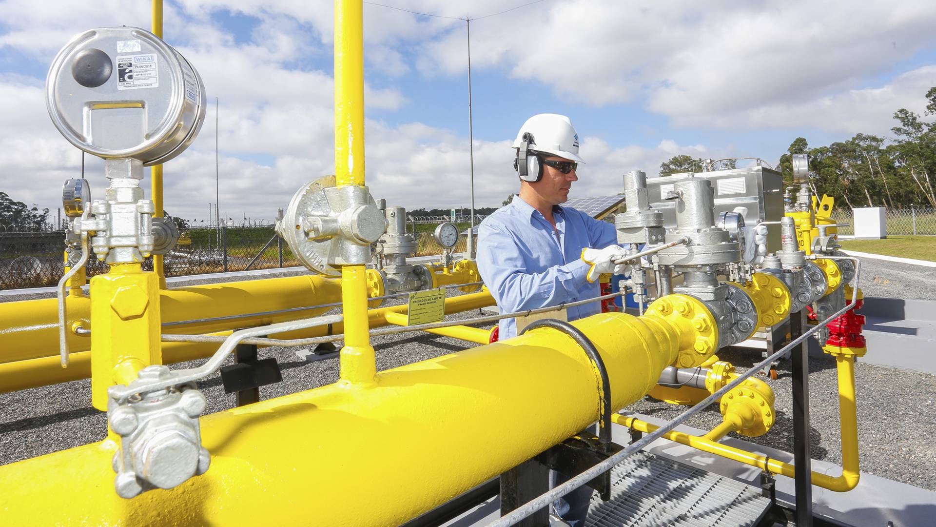 Gás natural é encanado e chega ao consumidor de maneira prática e econômica.