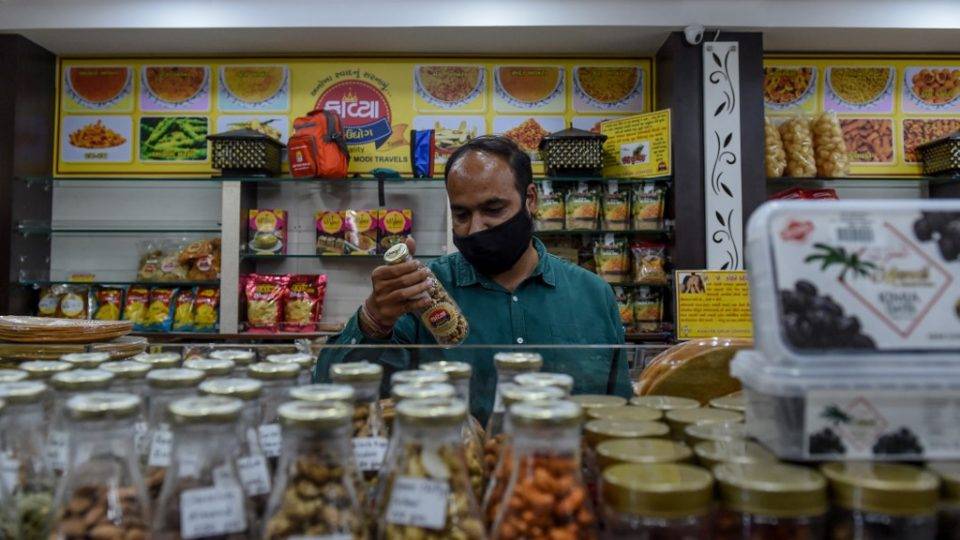 OMS pede doação de US$ 35 bilhões a países desenvolvidos para frear a pandemia Cliente faz compras em mercadinho de Ahmedabad, na Índia. País está entre as nações com mais casos registrados de Covid-19 no mundo.