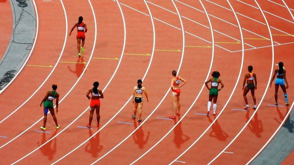 Uma proposta de lei quer banir a participação de homens biológicos em esportes femininos Só nos últimos dois anos, as meninas que praticam atletismo no estado de Connecticut perderam 15 medalhas para homens biológicos em competições estaduais. Imagem ilustrativa.