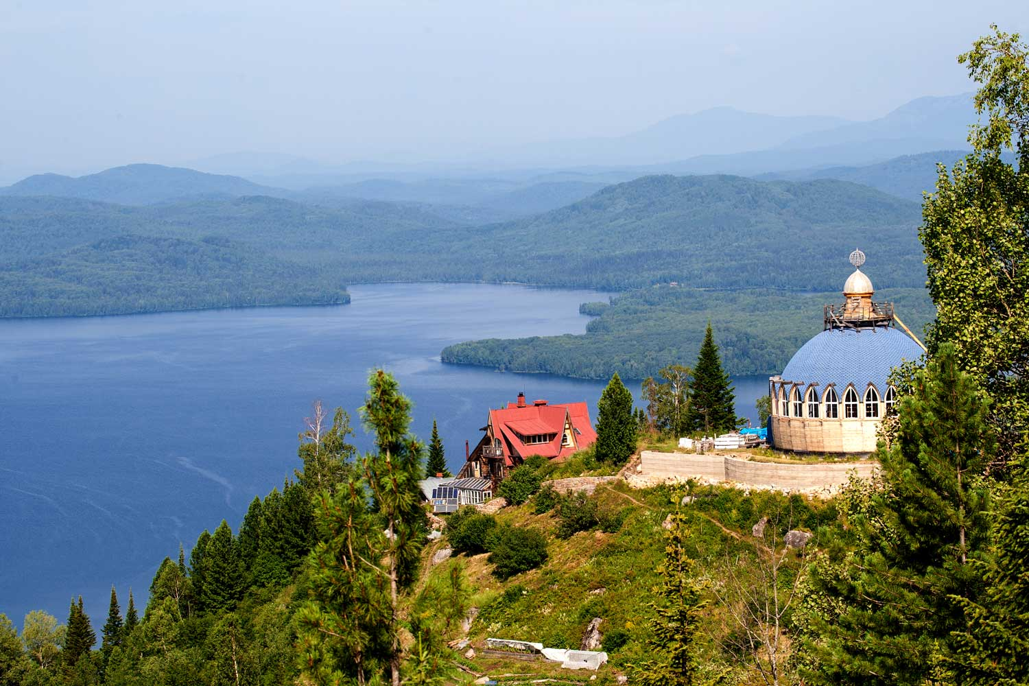 Morada de Vissariaon, o "Jesus da Sibéria", no alto da colina, com vista para as montanha e o lago.. Morada de Vissariaon, o "Jesus da Sibéria", no alto da colina, com vista para as montanha e o lago..