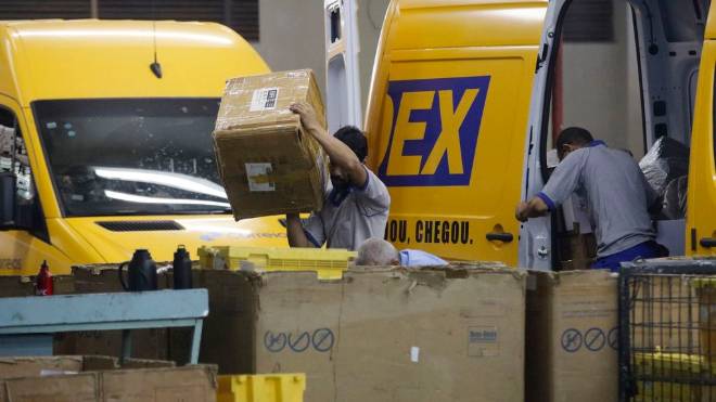 Governo estuda privatizar os Correios em blocos, com municípios rentáveis e não rentáveis, no modelo "filé com osso". Governo estuda privatizar os Correios em blocos, com municípios rentáveis e não rentáveis, no modelo "filé com osso".