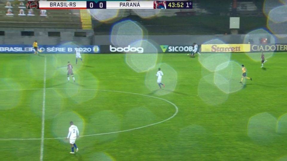 Jogo tem imagem “molhada” na TV e Paraná brinca: “aciona o limpador de para-brisa” Jogo tem imagem “molhada” na TV e Paraná brinca: “aciona o limpador de para-brisa”