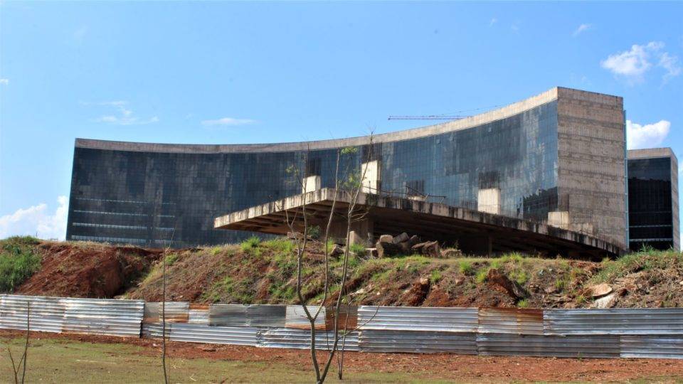 Criação do TRF de Minas confirma desperdício na obra de R$ 1 bilhão do TRF de Brasília Obra da nova sede do TRF1 se arrasta há 13 anos, mas tribunal está sendo desmembrado