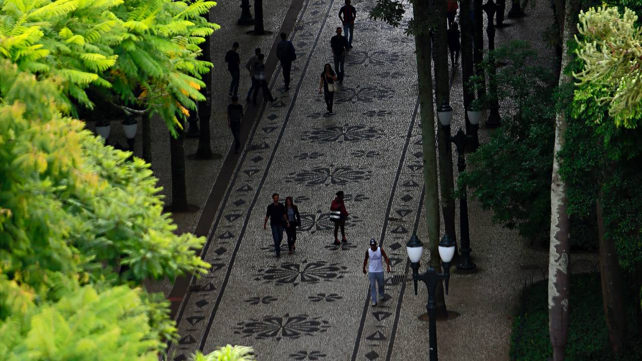 Rua XV de Novembro, a Rua das Flores, no centro de Curitiba Rua XV de Novembro, a Rua das Flores, no centro de Curitiba