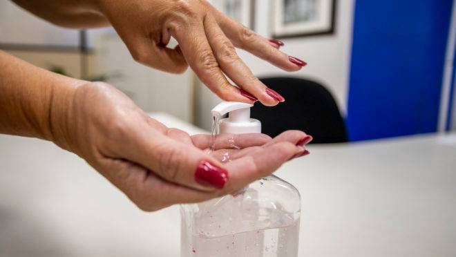 A utilização de álcool gel está entre as principais medidas preventivas para conter o avanço do coronavírus. Curitiba, 13/03/2020 – Foto: Daniel Castellano / SMCS
