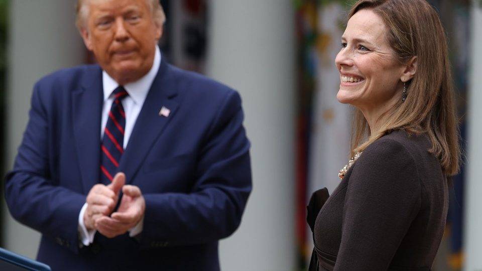 A religião na esfera pública e o preconceito “progressista” O presidente dos Estados Unidos, Donald Trump, apresenta a juíza do 7.º Circuito dos Estados Unidos, Amy Coney Barrett, como nomeada para a Suprema Corte no Rose Garden da Casa Branca, em 26 de setembro de 2020.