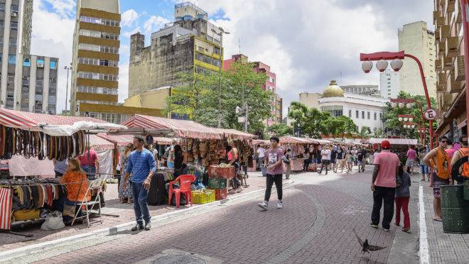 Feira no Bairro da Liberdade em São Paulo. A cultura nipônica é muito valorizada no Brasil, mas nem sempre foi assim. Imagem ilustrativa.
