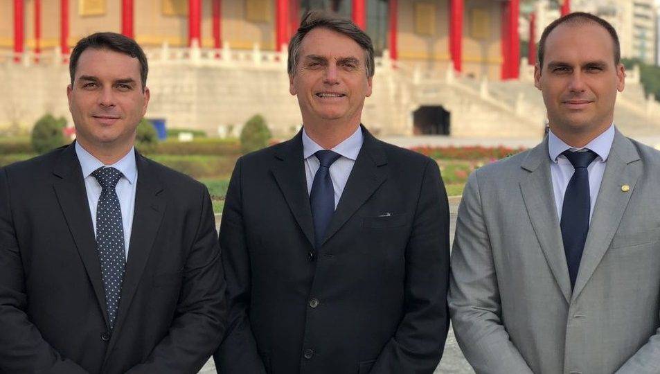 Bolsonaro com os filhos Flávio e Eduardo.