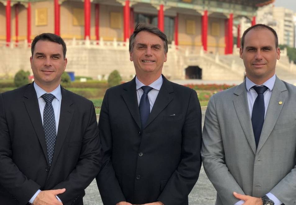 Bolsonaro com os filhos Flávio e Eduardo.