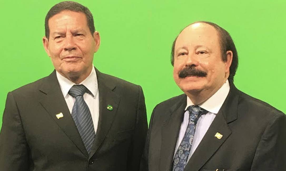 Vice-presidente Hamilton Mourão ao lado do candidato à prefeitura de São Paulo pelo PRTB, Levi Fidelix