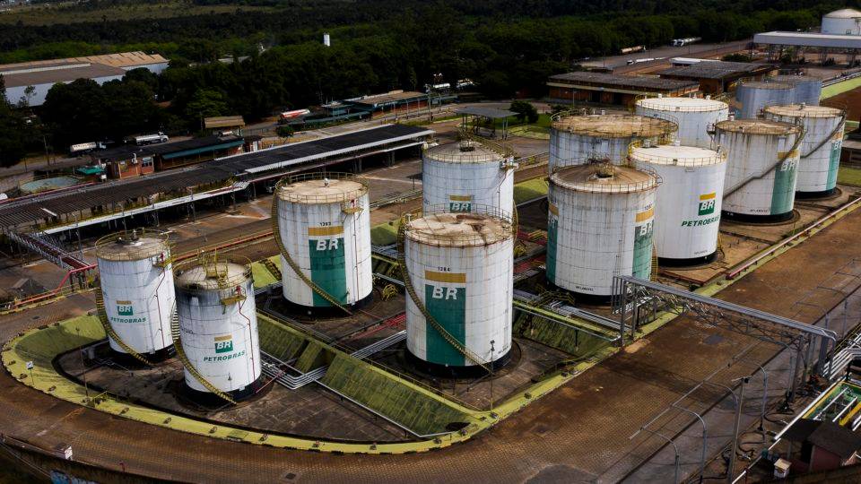 STF autoriza venda de refinarias pela Petrobras sem aval do Congresso Com aval do STF, Petrobras pode continuar tocando o seu plano de desinvestimento, que prevê a venda de até US$ 30 bilhões em ativos até 2024, incluindo oito refinarias.