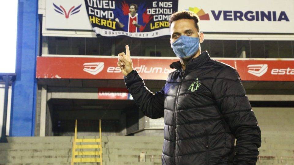 Sobrevivente de acidente da Chape homenageia Caio Júnior na Vila Neto homenageia Caio Júnior na Vila Capanema