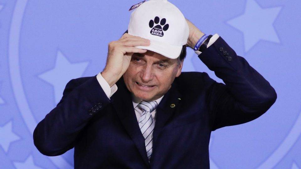 Presidente Jair Bolsonaro podia ter marcado um golaço ao acabar com o abono salarial, mas preferiu isolar a bola.
