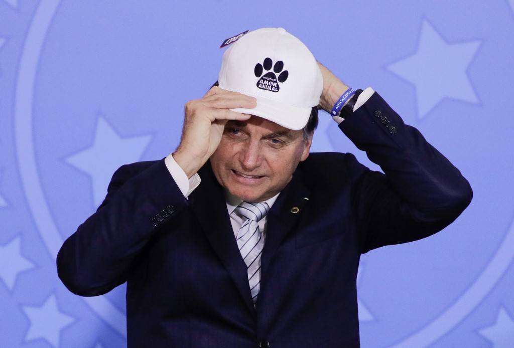 Presidente Jair Bolsonaro podia ter marcado um golaço ao acabar com o abono salarial, mas preferiu isolar a bola.