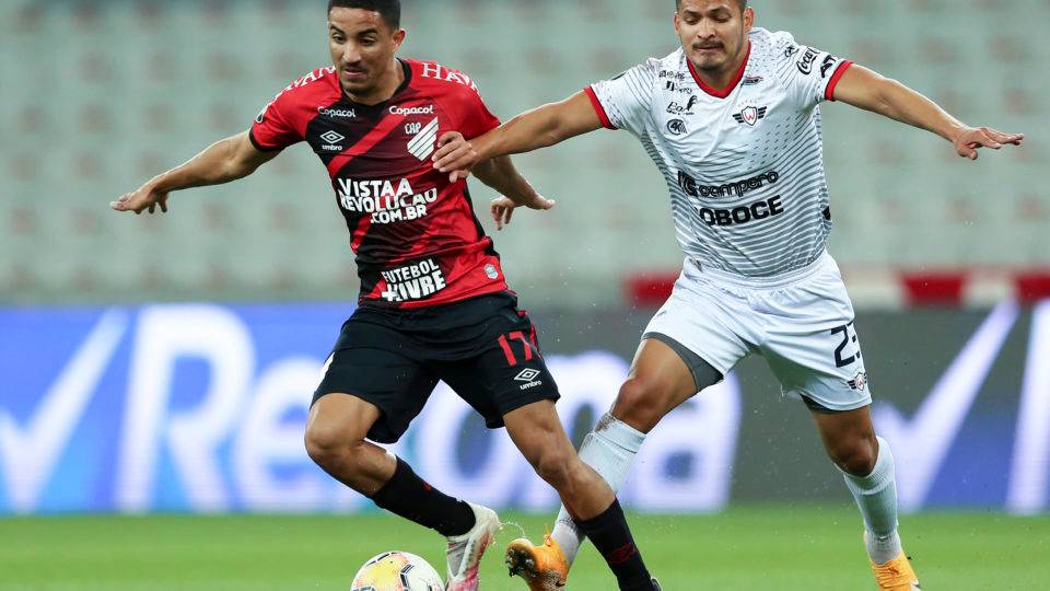 Christian, volante do Athletico, em partida contra o Jorge Wilstermann na Arena da Baixada