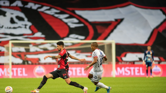 Pedro Henrique foi levado ao hospital após dividida pelo alto.