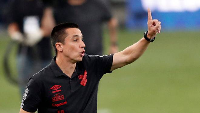 Técnico Eduardo Barros quer que Athletico vire a chave para o Brasileirão