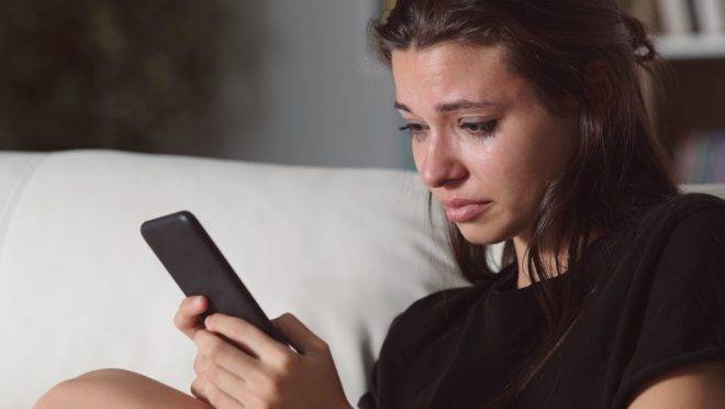 O ciberbullying é multifatorial e os adolescentes, por estarem em um período de vulnerabilidade emocional, acabam aderindo à prática