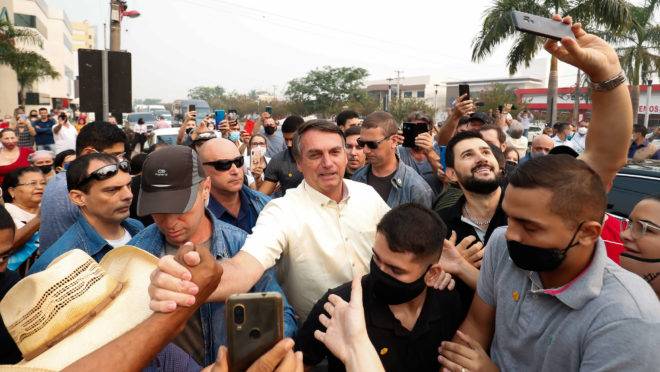 Presidente Jair Bolsonaro é recepcionado por populares em Sinop (MT), onde visitou uma usina de etanol: viagens pelos quatro cantos do país