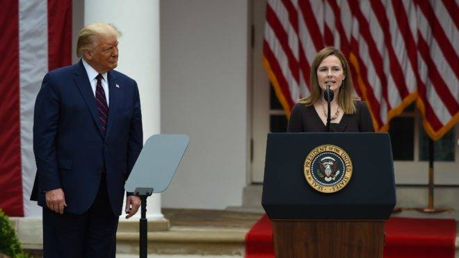 Trump e Amy Coney Barrett, terceira indicada do presidente à Suprema Corte dos EUA.