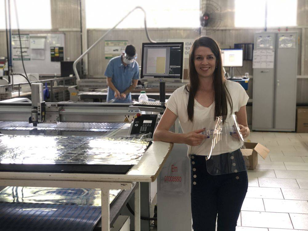 Carolina Hartmann na Isoflex. Empresa que fabricou face shields durante ápice da pandemia