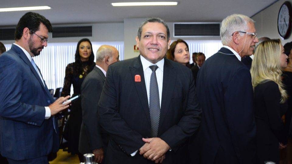 Bolsonaro confirma indicação do desembargador Kassio Nunes Marques para o STF Bolsonaro confirmou indicação ao STF: Kassio Nunes (foto) será avaliado pelo plenário do Senado.