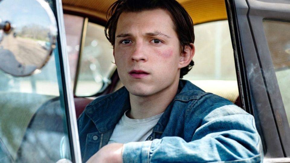 Tom Holland em cena de O Diabo de cada dia.