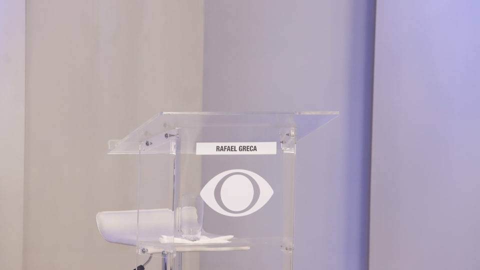 Lugar reservado ao prefeito Rafael Greca (DEM) vazio no primeiro debate da Band