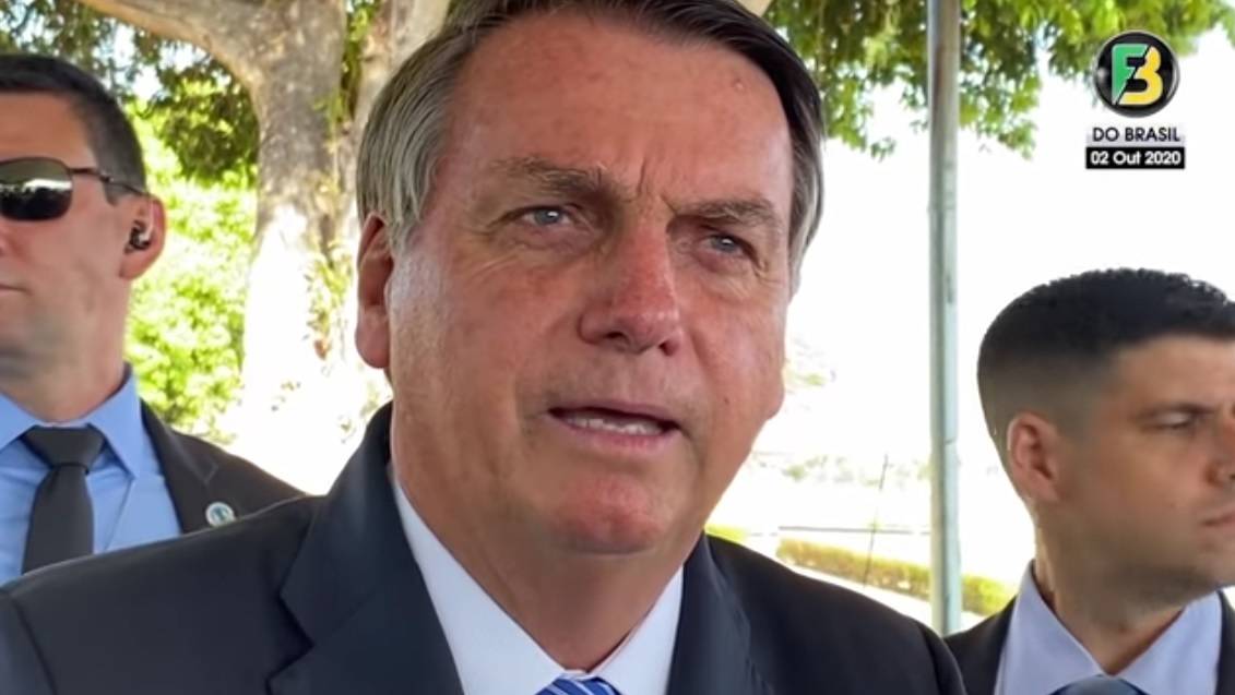 Bolsonaro fala com apoiadores para defender a indicação de Kassio Nunes Marques para o STF