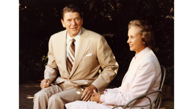 Sandra Day O’Connor foi indicada à Suprema Corte americana pelo ex-presidente conservador Ronald Reagan. Sandra Day O’Connor foi indicada à Suprema Corte americana pelo ex-presidente conservador Ronald Reagan.