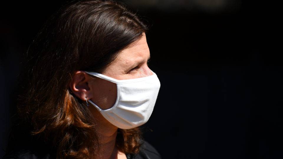 Como ficará a liberdade econômica no pós-pandemia? Máscaras viraram uma constante durante a pandemia. Imagem ilustrativa.