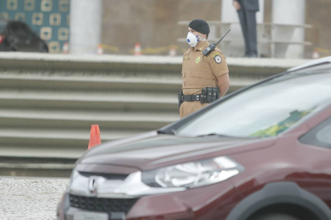 Policial com máscara de proteção