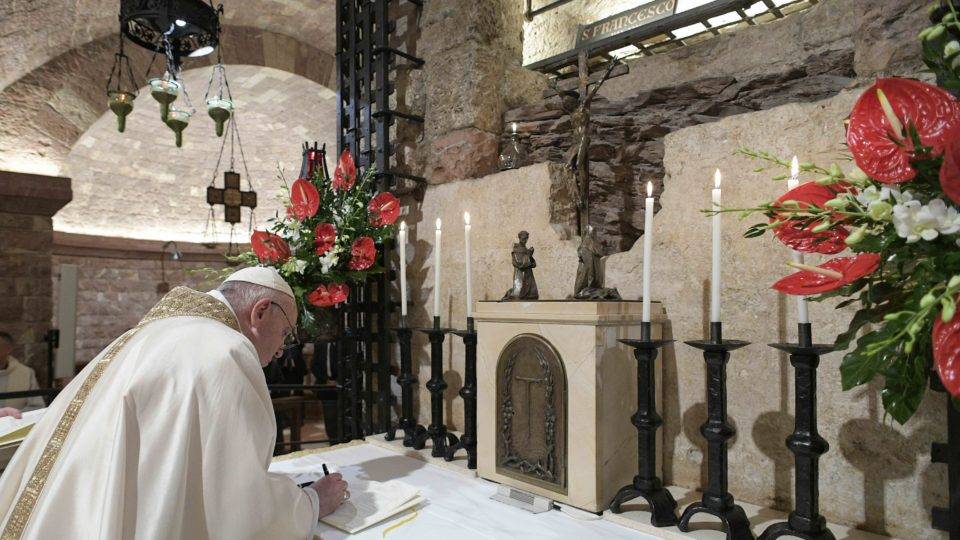 papa Francisco assina encíclica Fratelli tutti diante do túmulo de São Francisco de Assis