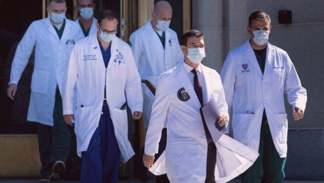 O médico da Casa Branca Sean Conley e a equipe que está atendendo o presidente americano no hospital militar Walter Reed. Donald Trump foi internado após ser diagnosticado com Covid-19
