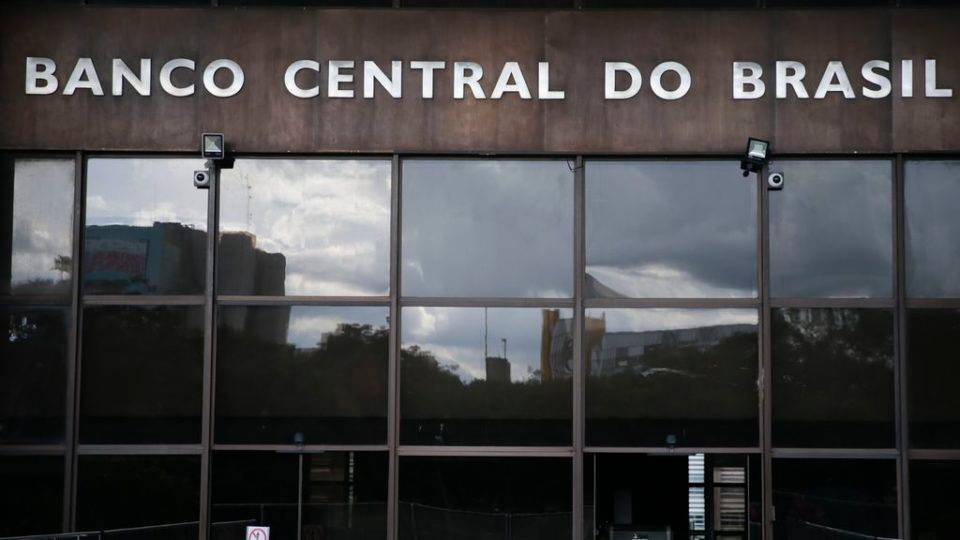 Pelo texto aprovado no Senado, o Banco Central deixa de ser vinculado ao Ministério da Economia e vira uma instituição formalmente independente do Executivo.